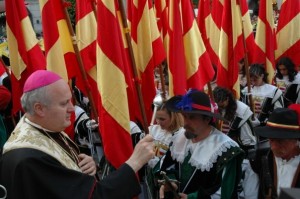 S.E. Mons. Orazio Soricelli benedice i Trombonieri in Piazza Duomo